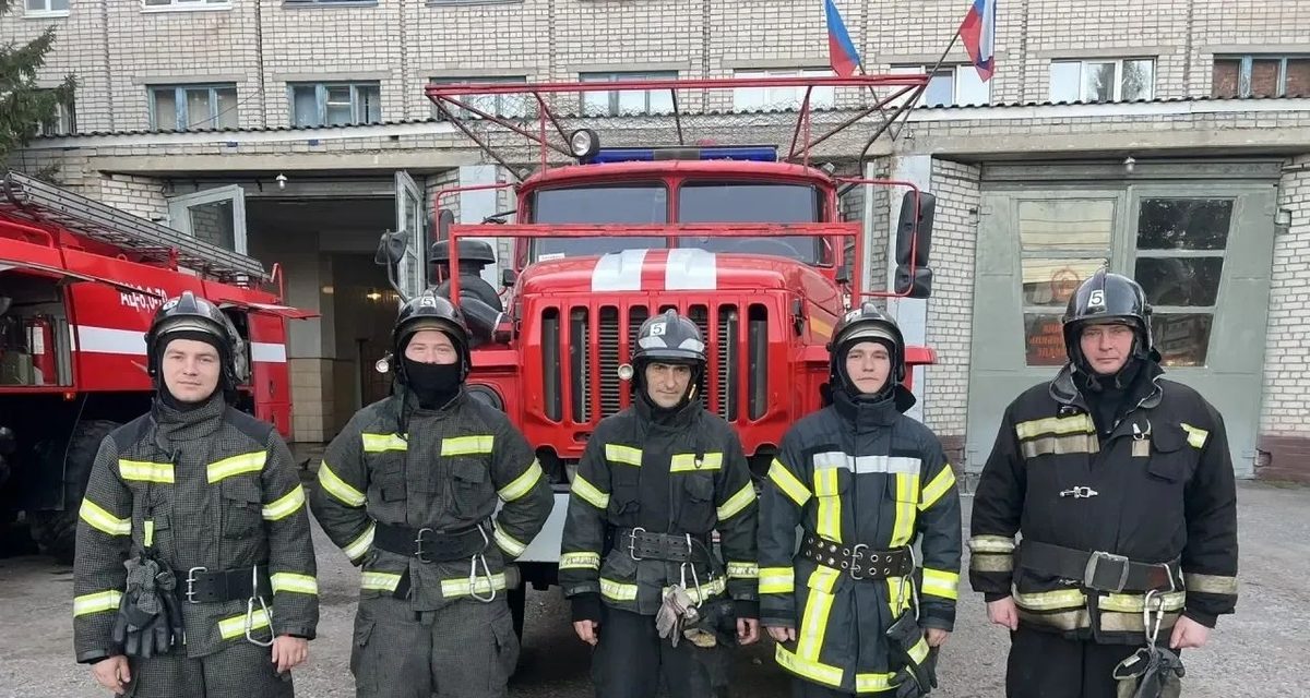 Пожарные вынесли курянина из задымлённой квартиры и спасли 30 человек ночью