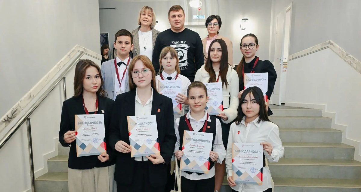 Восемь школьников из районов Курской области получили пресс-карты юнкоров на год