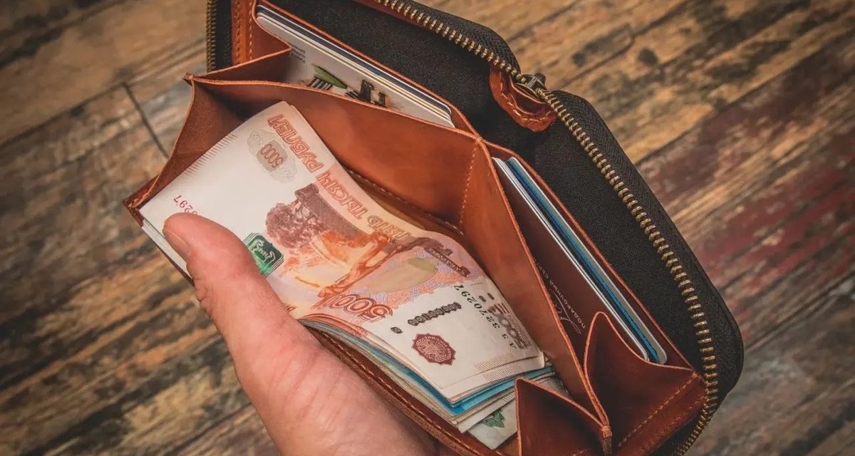 В Курске парень нашёл у магазина кошелёк с 60 тысячами рублей и потратил их на себя