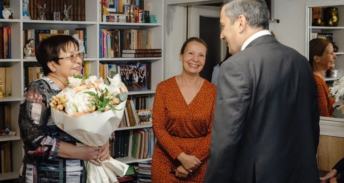 Учительница из Курска отдала школе 52 года и теперь рисует картины