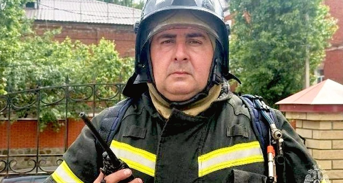 Пожарного Дениса Емельянова проводили на пенсию водой из брандспойтов